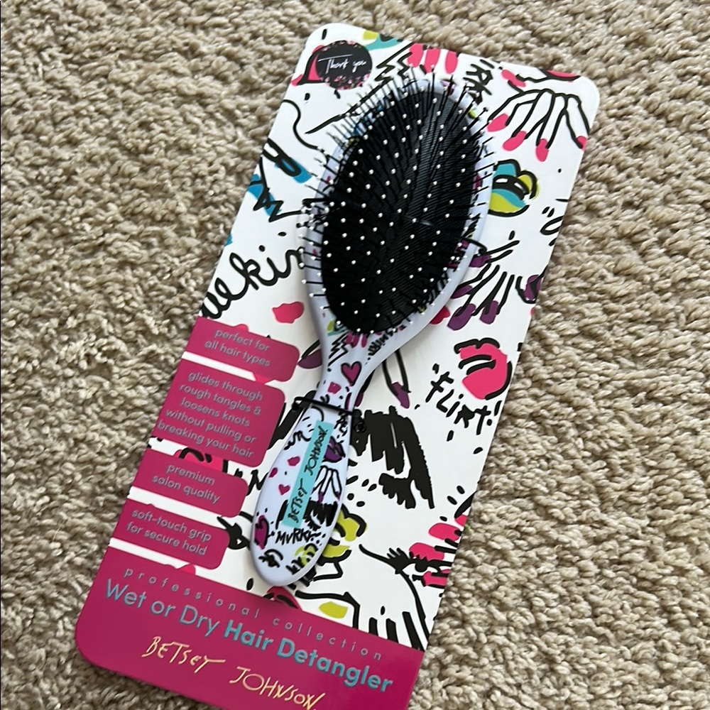 Betsey Johnson Wet or Dry Hair Detangler Brush NEW